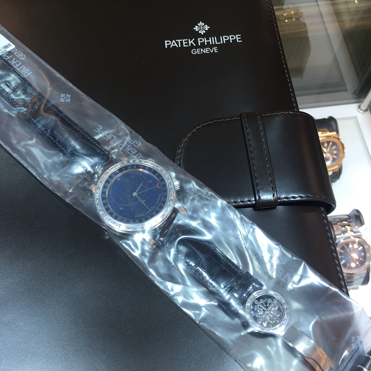 PATEK PHILIPPE 百达翡丽 超级复杂功能时计系列，6104G-001。44毫米表径，18K白金原钻表壳，深蓝色面盘，表盘上有三个由蓝宝石水晶玻璃制成的呈金属光泽的圆盘，其中被椭圆圈环绕的部分，显示日内瓦的夜空，日期显示功能，Cal.240 LU CL C自动上弦机械机芯，动力储备48小时，专柜定价：2938700元。 未使用品全套附件齐全。