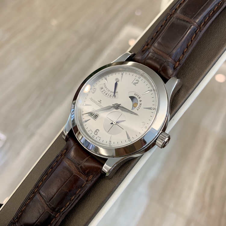 Jaeger-LeCoultre 积家 master 大师系列，Q1608420。41毫米表径，精钢表壳，银灰色面盘，大日历功能，动力储备显示，Cal.877手动上弦机械机芯，动力储备192小时，专柜定价：112000元。 单表无附件。
