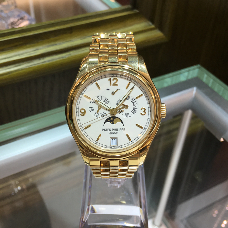 PATEK PHILIPPE 百达翡丽 复杂功能时计系列，5146/1J-001。39毫米表径，18K黄金表壳，米黄色面盘，金质立体时标和字块，中心大秒针。年历功能，指针式星期和月份显示、动力储存显示，视窗式日期显示、月相显示。324 S IRM QA LU自动上弦机械机芯，动力储备45小时。 单表无附件。