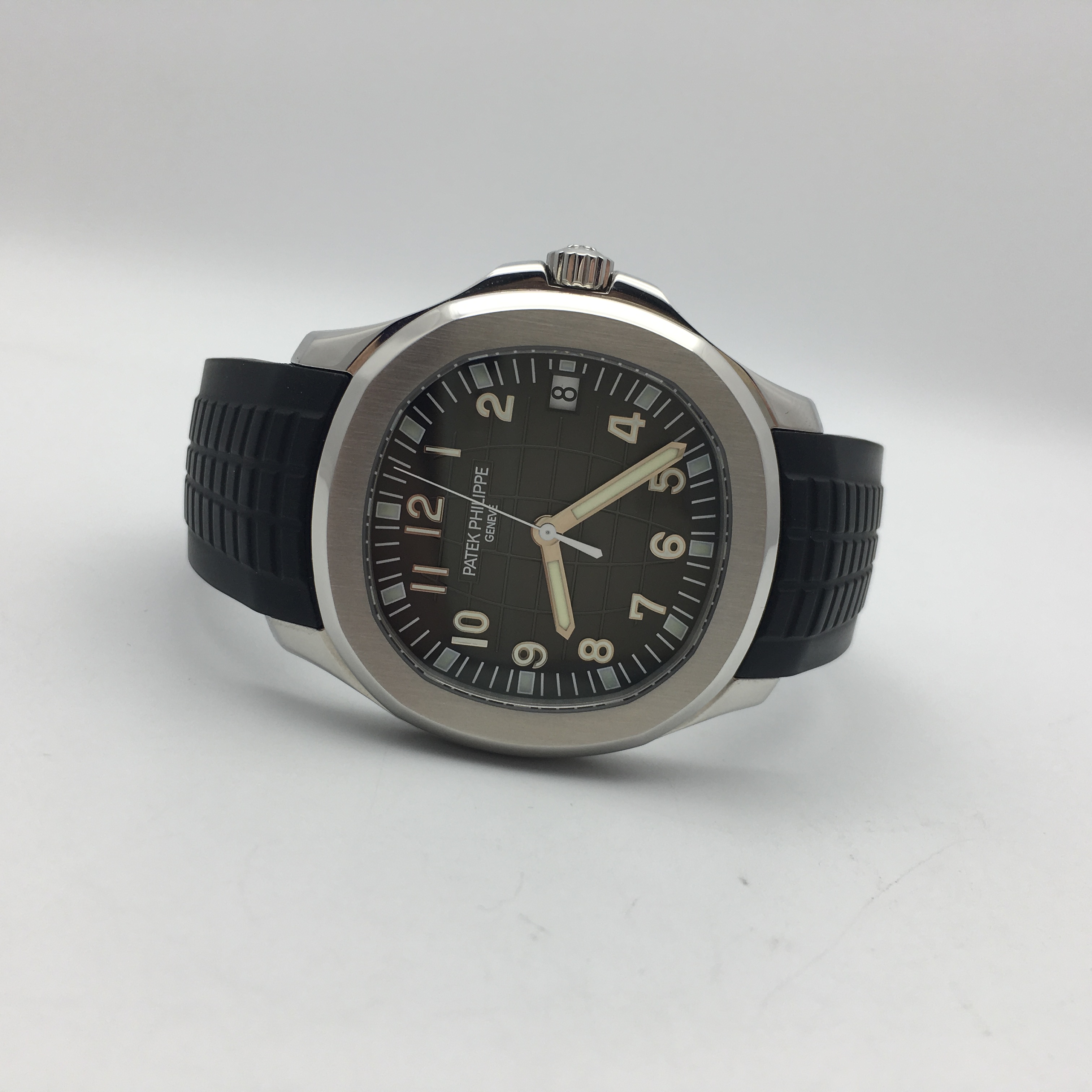 PATEK PHILIPPE 百达翡丽 Aquanaut系列，5167A-001。40毫米表径，精钢表壳，黑色浮雕表盘，覆荧光涂层金质立体字块，中心大秒针，3点位置日期显示，Cal.324 S C自动上弦机械机芯，动力储备45小时。专柜定价：138700元。 单表无附件。