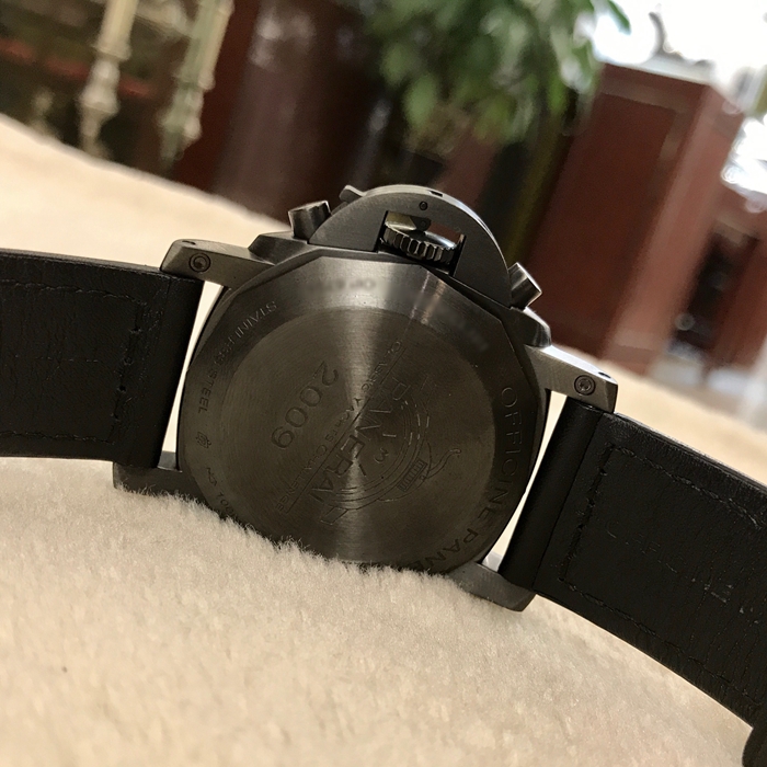 Panerai 沛纳海  限量珍藏款系列，PAM 00332。44毫米表径，精钢表壳，9点位置小秒针，计时功能自动上弦机械机芯，动力储备42小时。专柜定价：121200港币。 全套附件齐全。