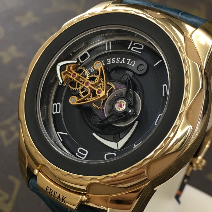 Ulysse Nardin 雅典 奇想系列，2056-131。45毫米表径，18K玫瑰金表壳，黑色表盘，蓝宝石水晶玻璃表镜，手动上弦机械机芯。专柜定价：720000港币。 单表无附件。