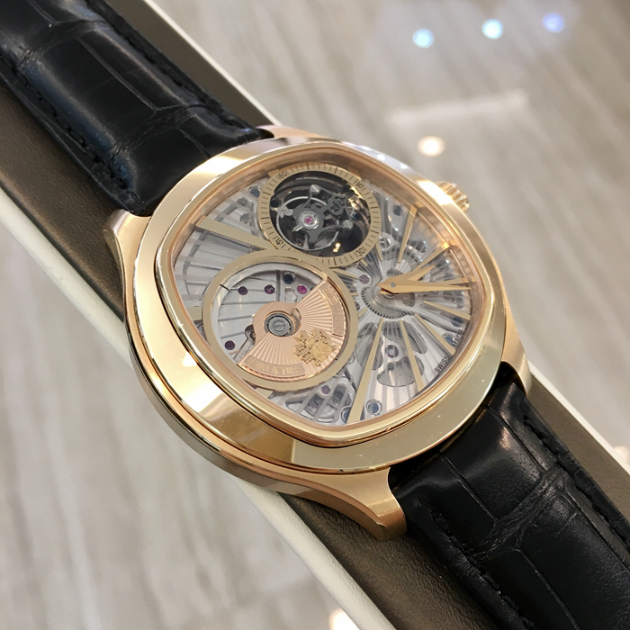 Piaget 伯爵 Black-Tie 黑带系列，Piaget Emperador枕形陀飞轮腕表，G0A36041。46.5毫米表径，18k玫瑰金，1点钟位置镂空陀飞轮装置，前置自动摆陀，小型蓝宝石水晶透明底盖，备有动力储备显示窗口。自产 Cal.1270P 超薄自动上弦陀飞轮机械机芯，铂金摆陀，动力储备40小时。