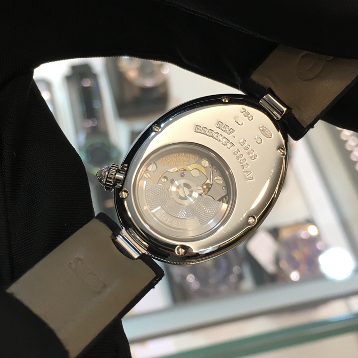 Breguet 宝玑 Reine de Naples 那不勒斯皇后系列，8928BB/58/844 DD0D。33毫米表径，18K白金原钻表壳，镶嵌一颗梨形钻石。白贝母面盘，自动上弦机械机芯，动力储备40小时。专柜定价：284200元。 单表无附件。