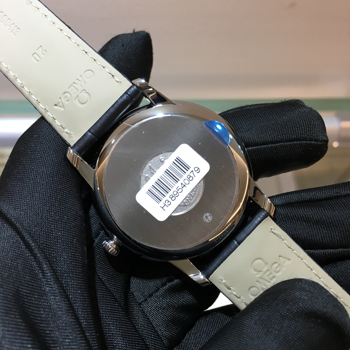Omega 欧米茄 碟飞系列，424.13.40.21.03.002。39.5毫米表径，精钢表壳，镀铹面盘，3点位置日期显示，6点位置动力储备显示，自动上弦机械机芯，动力储备48小时。未使用品全套附件齐全。 专柜定价：35500元。