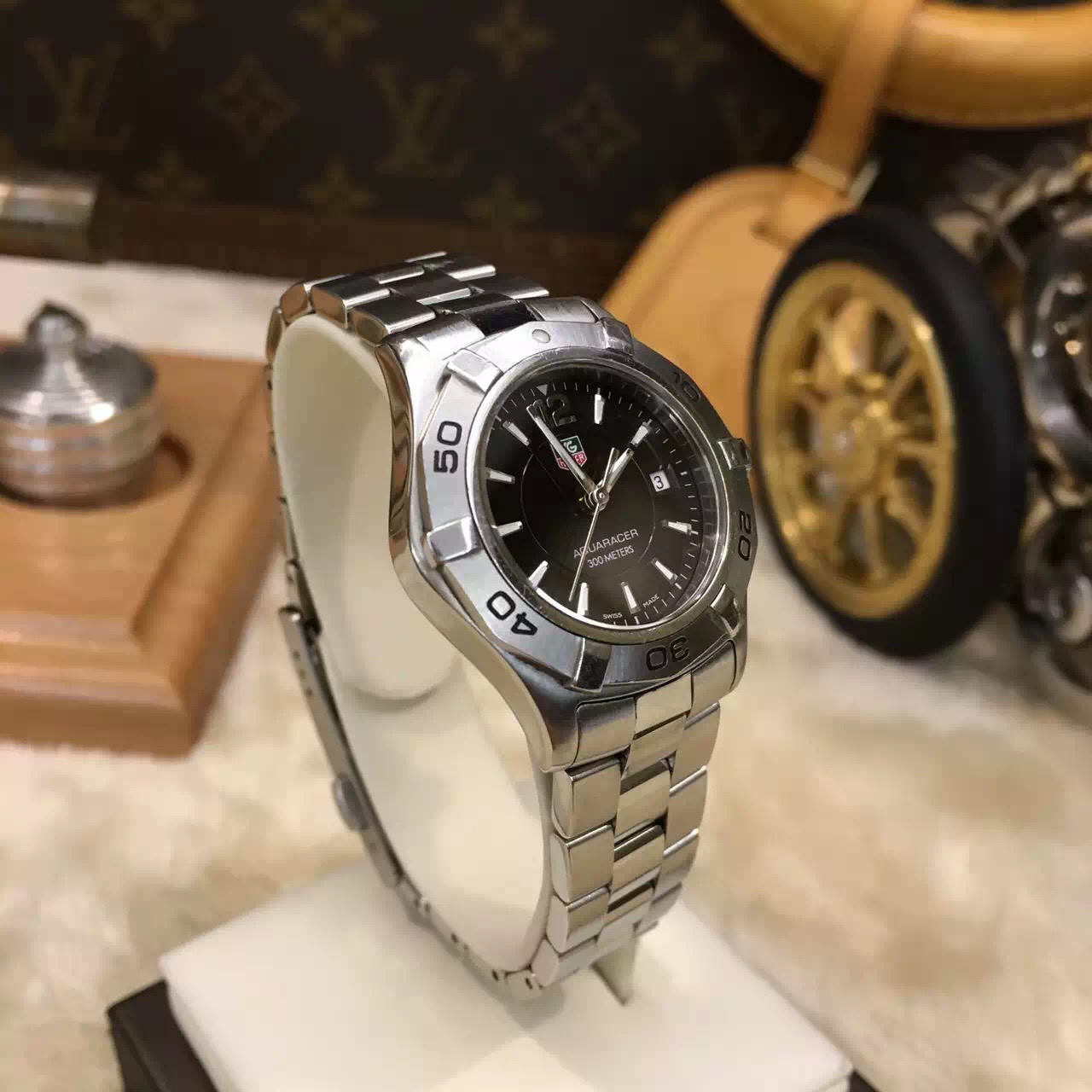 泰格豪雅 竟潜系列，waf1410.ba0823。27毫米表径，精钢表壳。黑色圆形表盘，3点位置日期显示，蓝宝石水晶玻璃表镜，精准石英机芯。 单表无附件。