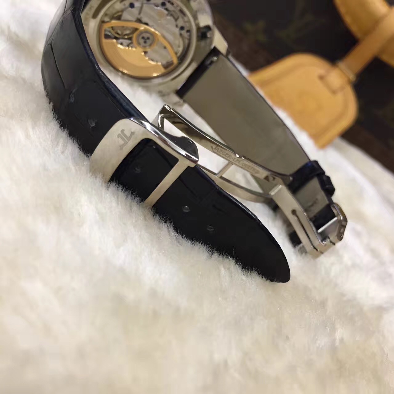 Jaeger-LeCoultre 积家 Rendez-Vous Ivy Minute Repeater约会系列，Q3506407。?常春藤三问腕表，阿曼国王皇室定制款。39毫米表径，pt950铂金表壳表扣，自动机械上弦机芯。融合美学设计和精湛工艺，是高级制表界不可多得的典范之作。腕表以大明火彩绘珐琅案装饰，令人浮想联翩，演绎梦幻传奇，尽显时间之弥足珍贵。全球限量定制41支，专柜定价：2950000元。 全套附件齐全。