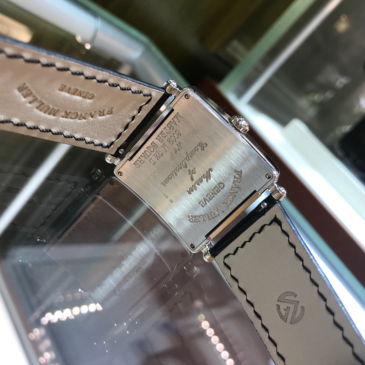 FRANCK MULLER 法兰克穆勒，6002 M QZ D。36.5毫米表径，18K白金，原镶钻圈钻耳，白色面盘，罗马数字时标，精准石英机芯。 单表无附件。