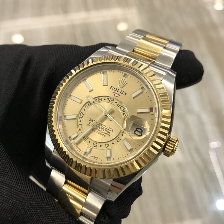 ROLEX  劳力士 SKY-DWELLER系列，m326933-0001。42毫米表径，18黄金三角坑纹双向旋转外圈，香槟色面盘，中央时、分及秒针；偏心24小时盘；第二时区显示；3点钟位置瞬时变更年历及易调日历设定；表盘周边设有12个月份显示窗；秒针暂停功能以准确调校时间，自产9001自动上弦机械机芯，动力储备72小时，专柜定价：129900元。 全套附件齐全。
