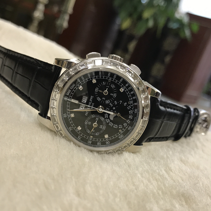PATEK PHILIPPE 百达翡丽，超复杂功能计时系列，5971P。40毫米表径，950铂金表壳，镶嵌36颗梯形钻石（~3.88 克拉）。万年历，中心计时大秒针，指针式闰年，日期显示，视窗式，月相，月份，星期显示。黑色表盘镶嵌钻石刻度。双p印记灯笼扣。Caliber CHF 27-70 Q手动机械机芯，动力储备60小时。专柜定价：2360000元。 单表无附件。