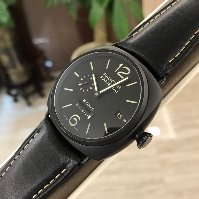Panerai 沛纳海 RADIOMIR系列，PAM 00384。45毫米表径，陶瓷表壳。黑色表盘，附夜光阿拉伯数字及小时标示。3点钟位置设日期显示，9点钟位置设小秒盘，6点钟位置设线性动力储存显示。手动上弦机械机芯，动力储备192小时。专柜定价：91800元。 单表无附件。