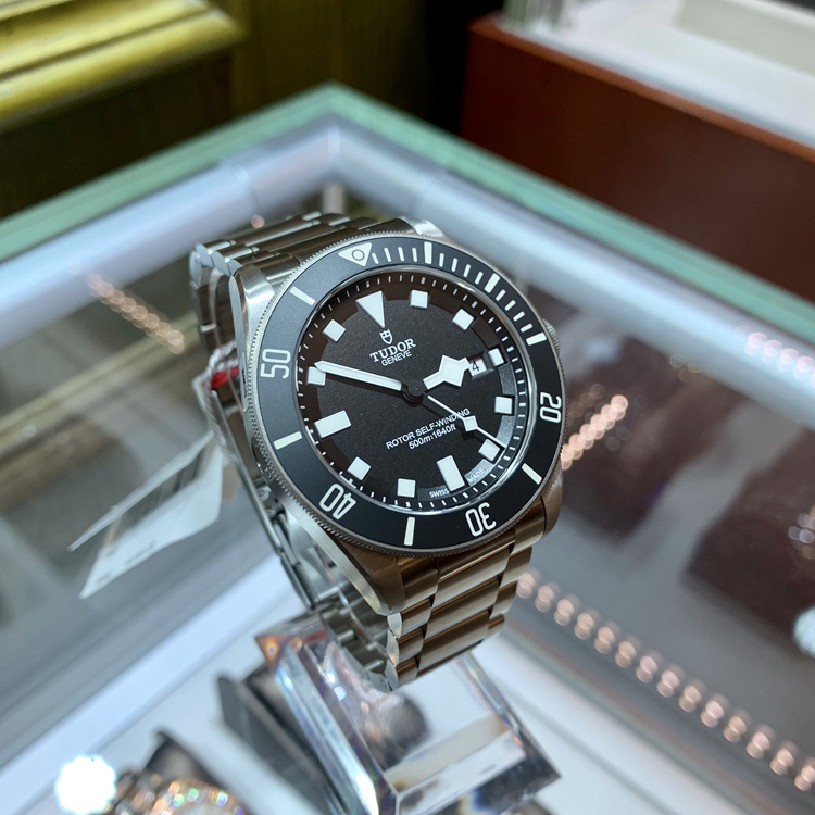 Tudor 帝舵 PELAGOS系列，25500TN。42毫米表径，钛金属/精钢表壳，单向旋转外圈，配黑色陶质字圈，潜水标志特色的“雪花”指针，黑色面盘，3点位置为日期显示，Cal.2824自动上弦机械机芯，动力储备38小时。专柜定价：39800元 单表附保卡。