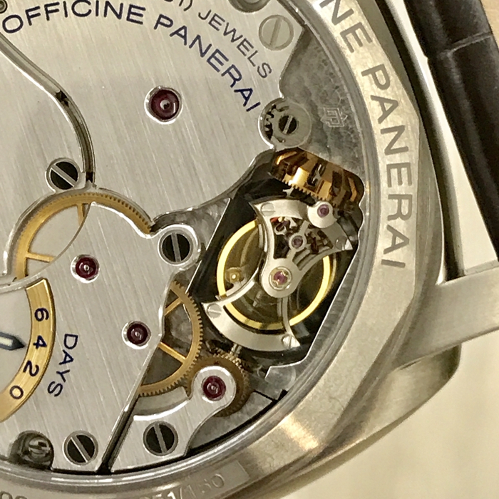 Panerai 沛纳海 LUMINOR 1950系列，PAM 00306。限量150枚。47毫米表径，磨砂钛金属表壳，棕色表盘配夜光阿拉伯数字及小时标示。3点钟位置设24小时显示，9点钟位置设小秒盘和陀飞轮显示。Cal.P.2005 手动上弦机芯，中轴转动式陀飞轮装置，动力储备144小时。专柜定价：869600元。 单表无附件。
