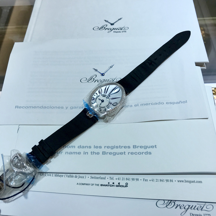 Breguet 宝玑 Reine de Naples 那不勒斯皇后系列，8918BB/58/864/D00D。36.5*28.45毫米表径，18K白金原钻表壳，镀银金面盘，局部缀以白色天然贝母，Cal.537/3自动上弦机械机芯，专柜定价：284200元。 未使用品全套附件齐全。