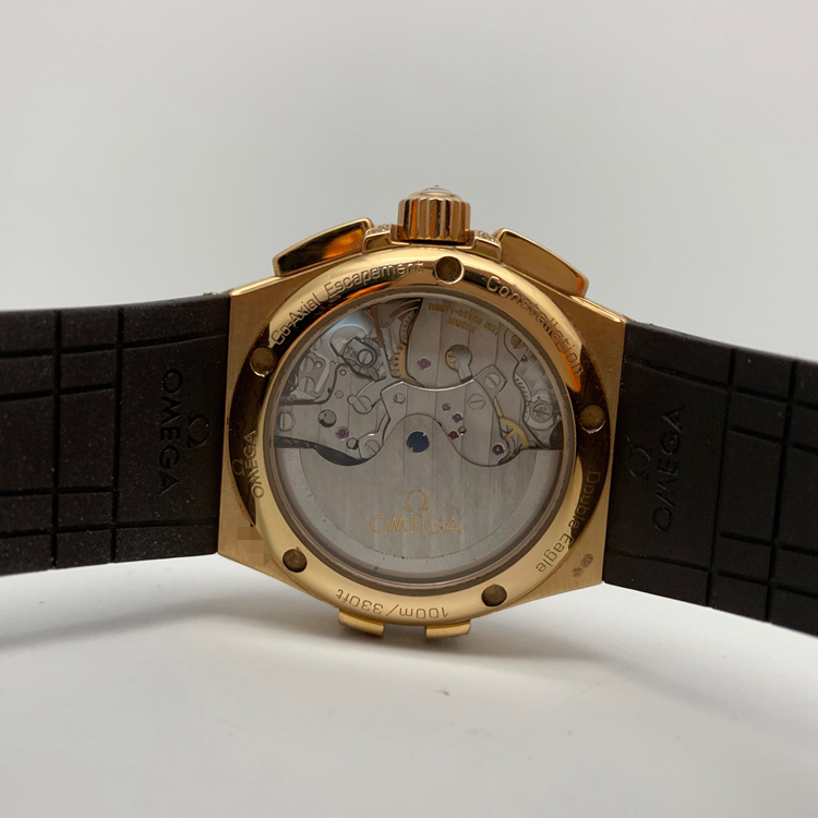 Omega 欧米茄 星座系列，121.57.35.50.13.001。35毫米表径，18K玫瑰金原钻表壳，深棕色面盘，日期显示、计时功能，Cal.3313自动上弦机械机芯，动力储备52小时，专柜定价：206700元。 单表无附件。