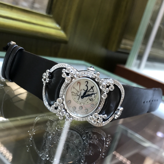 Audermars Piguet 爱彼 Millenary千禧系列，77227BC.ZZ.A007SU.01。39.5毫米表径，18K白金原钻表壳，银白色椭圆形面盘，偏离圆心的区域采用白珍珠母，蓝宝石水晶玻璃表镜，自动上弦机械机芯，动力储备38小时。 单表无附件。