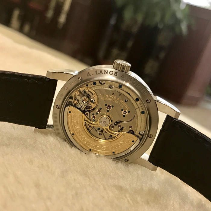 A. Lange & Sohne 朗格 LANGE 1 系列，320.025。39.5毫米表径。PT950铂金表壳，银灰色表盘，经典偏心表盘小三针。9点位置指针式星期显示，视窗式大日期显示，自动上弦机械机芯，动力储备50小时。 单表无附件。