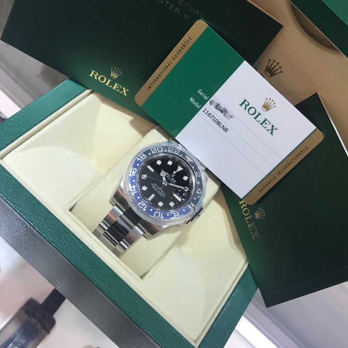 Rolex 劳力士 格林尼治型II系列，116710BLNR-78200。40毫米表径，精钢表壳，24小时渐进刻度双向旋转外圈；双色（蓝、黑）Cerachrom陶质字圈，镌有数字及刻度，黑色面盘，中央时、分及秒针；24小时显示；瞬时变更独立指针显示第二时区时间；瞬跳日历；秒针暂停功能以准确调校时间，自产3186自动上弦机械机芯，动力储备48小时。专柜定价：69300元。 未使用品全套附件齐全。