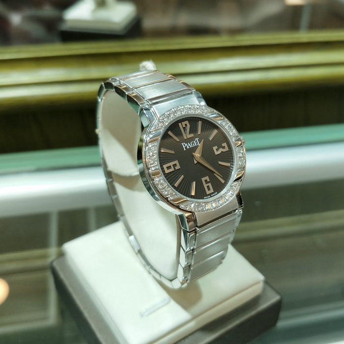 PIAGET 伯爵，GOA28047。28毫米表径，18K白金镶钻，特殊黑色面盘，精准石英机芯。 单表无附件。