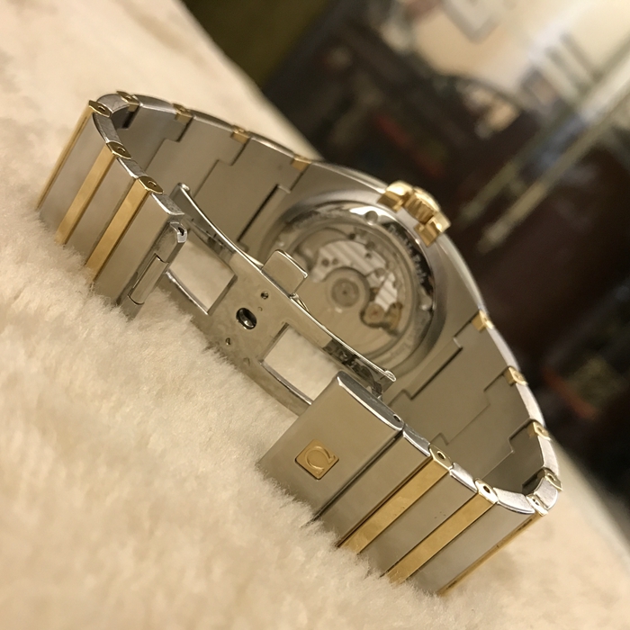 Omega 欧米茄 星座系列，39毫米表径，18K黄金/精钢，三点位置视窗式日期显示，自动上弦机械机芯。 单表无附件。