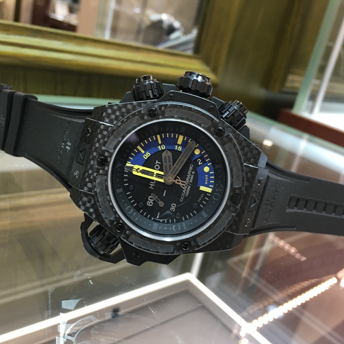 Hublot 宇舶 王者至尊系列，732.QX.1140.RX。48毫米表径，碳纤维表壳，黑色面盘，5点位置日期显示，9点位置小秒针，计时功能自动上弦机械机芯。专柜定价200300元。 未使用品全套附件齐全。