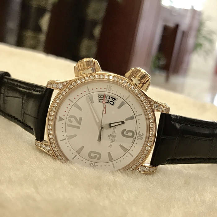Jaeger-LeCoultre 积家 MASTER COMPRESSOR系列，36.6毫米表径。18K玫瑰金表壳镶钻。白色面盘，3点位置两地时日历显示。蓝宝石水晶玻璃表镜。自动上弦机械机芯。