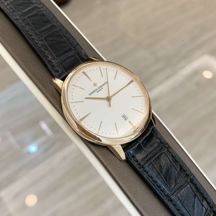 Vacheron Constantin 江诗丹顿 传承系列，85180/000J-9231。40毫米表径，18K黄金表壳，银白色面盘，6点位置为日期显示，2450 Q6自动上弦机械机芯，动力储备40小时，专柜定价：205000元。 单表无附件。