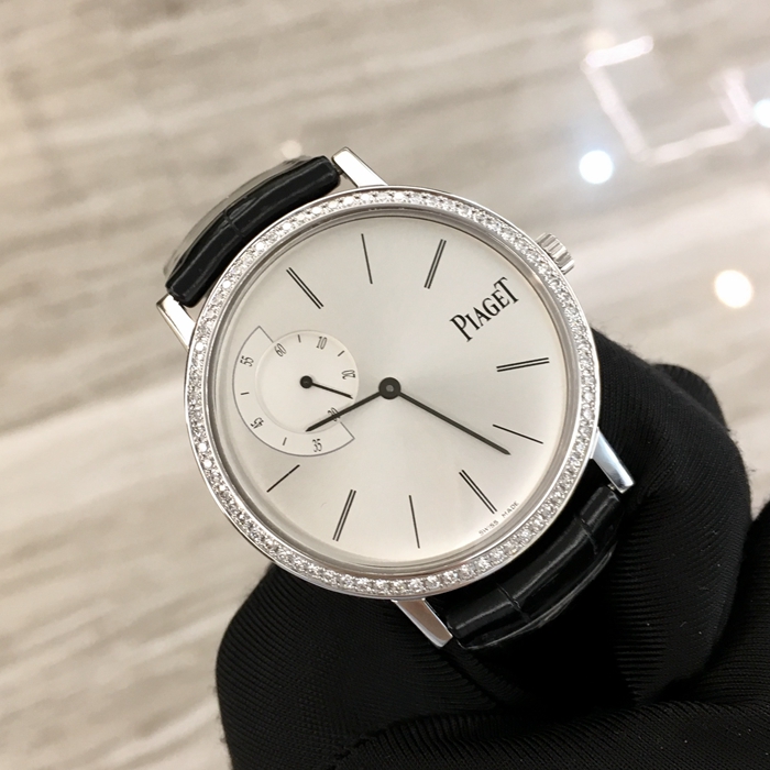 PIAGET 伯爵 ALTIPLANO系列，G0A35118。40毫米表径，18K白金镶钻表壳，银灰色面盘，10点位置小秒针装置。手动上弦机械机芯，动力储备61小时。 全套附件齐全。