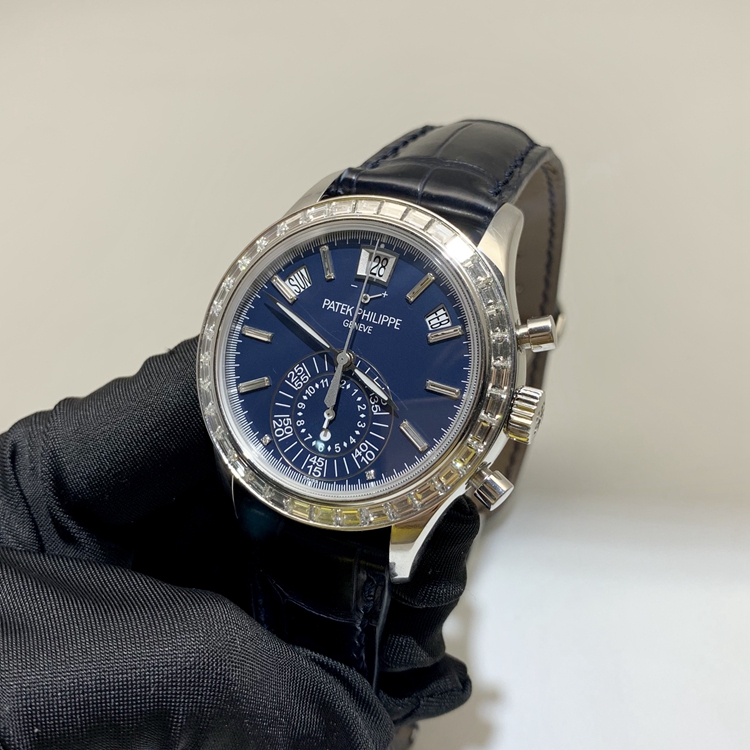 PATEK PHILIPPE 百达翡丽 复杂功能时计系列，5961P-001。40.5毫米表径，950铂金镶钻，镶嵌36颗长阶梯形钻石~3.48克拉，哑光蓝色表盘，8颗长形钻石时标，动力储存与昼/夜显示，计时功能，年历，视窗式星期、日期和月份显示。6 时位置设有 60 分钟和 12 小时单计时器。蓝宝石水晶透盖。Cal.CH 28-520 IRM QA 24H自动上弦机械机芯，动力储备55小时。专柜定价：1079000元。 全套附件齐全。
