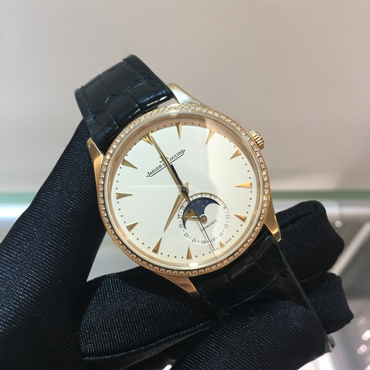 Jaeger-LeCoultre 积家 master 大师系列，1362501。39毫米表径，18K玫瑰金表壳，镶嵌80颗钻石，约0.57克拉， 蛋壳黄面盘，镀金时标，6点位置月相、日期显示，自产925/1自动上弦机械机芯，动力储备43小时，专柜定价：169000元。 全套附件齐全。