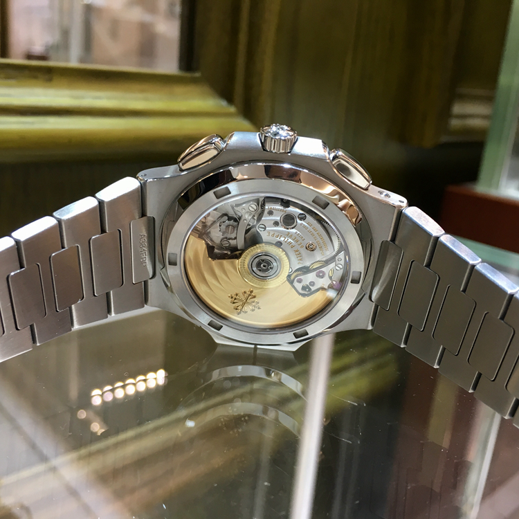 PATEK PHILIPPE 百达翡丽 NAUTILUS 运动系列，5990/1A-001。精钢表壳，黑色渐变表盘，覆荧光涂层金质立体时标，中心大秒针，当地与原居地双时区时间显示，视窗式‘LOCAL’（本地）和‘HOME’（原居地）昼/夜显示。不锈钢链带，配有Nautilus折叠式表扣，旋入式表冠，蓝宝石水晶透盖。自产CH 28-520 C FUS 自动上弦机械机芯，动力储备45-55小时。专柜定价：401400元。 单表附保卡。