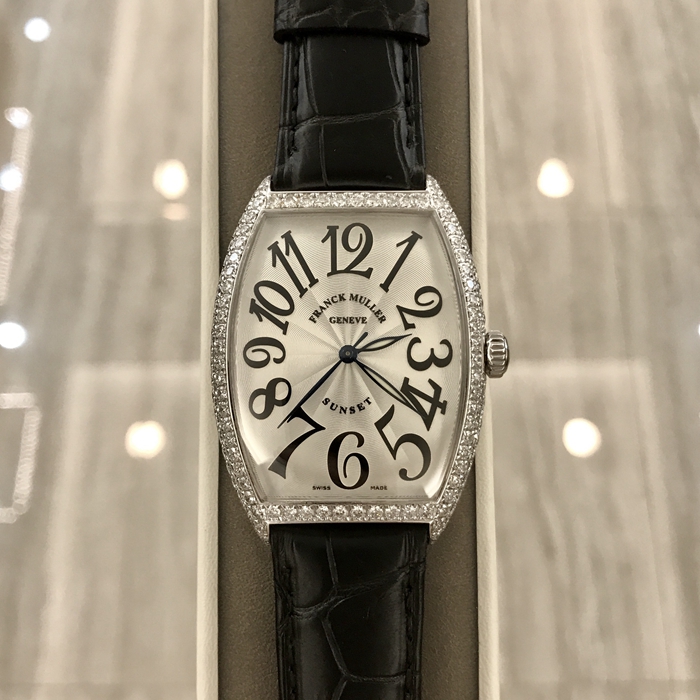 FRANCK MULLER 法兰克穆勒 CINTR?E CURVEX系列，6850。34x47毫米表径，18K白金原钻钻圈钻耳，白色面盘黑字，自动上弦机械机芯。 未使用品全套附件齐全。