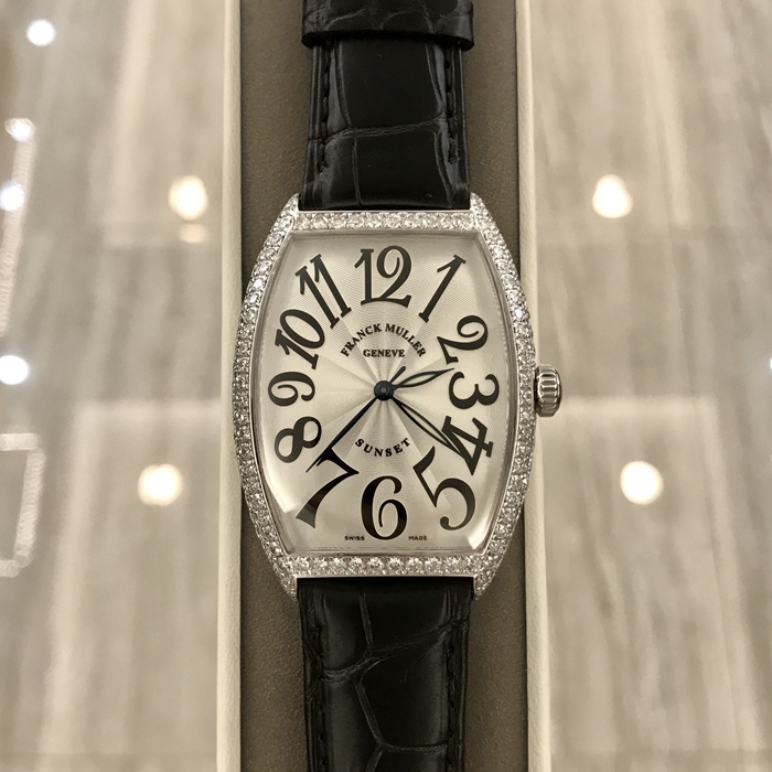 FRANCK MULLER 法兰克穆勒 CINTR?E CURVEX系列，6850。34x47毫米表径，18K白金原钻钻圈钻耳，白色面盘黑字，自动上弦机械机芯。 未使用品全套附件齐全。