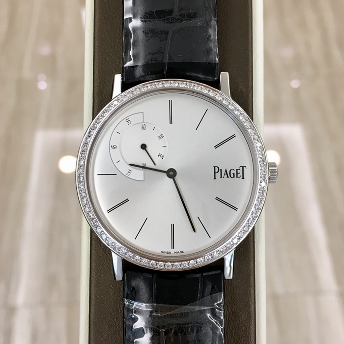 PIAGET 伯爵 ALTIPLANO系列，G0A35118。40毫米表径，18K白金镶钻表壳，银灰色面盘，10点位置小秒针装置。手动上弦机械机芯，动力储备61小时。 全套附件齐全。