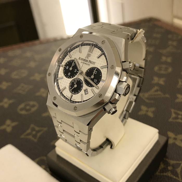 Audermars Piguet 爱彼 皇家橡树系列，26331ST.OO.1220ST.03。41毫米表径，精钢表壳，银色表盘镌刻“Grande Tapisserie”大型格纹装饰，搭配黑色副表盘和外区，白金材质荧光立体时标和皇家橡树指针，日期显示、计时功能自动上弦机械机芯，动力储备40小时。 未使用品全套附件齐全。