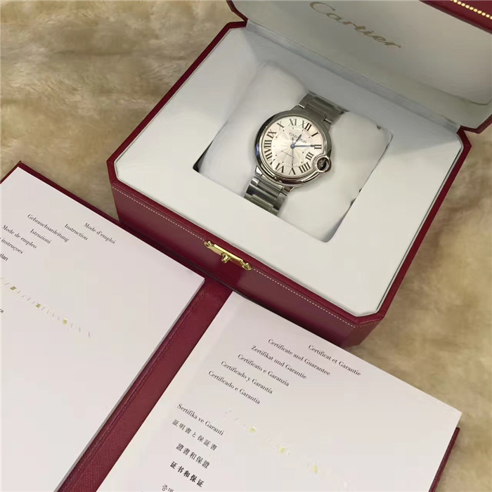 Cartier 卡地亚 Ballon Bleu 蓝气球系列，W6920046。36.6毫米表款，精钢表壳，凹槽式表冠，镶嵌一颗凸圆形合成尖晶石，镀银珠光扭索雕纹表盘，罗马数字时标，剑形蓝钢指针，蓝宝石水晶镜面，精钢表链。自动上链机械机芯。专柜定价45700元。 未使用品全套表膜标签都在，保卡17年5月份。?