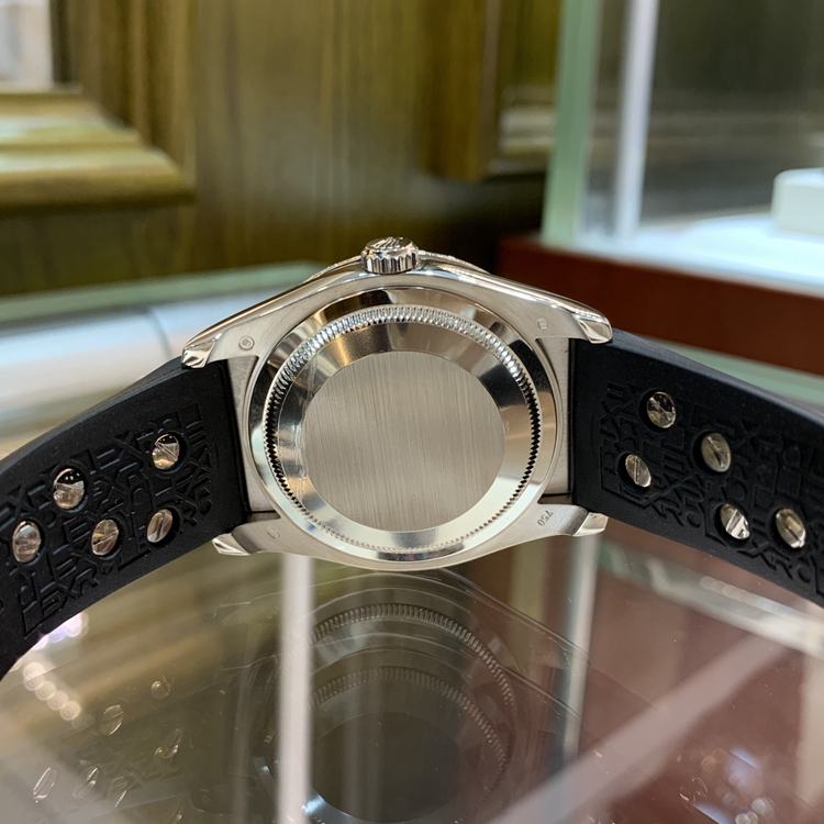  Rolex 劳力士 女装日志型 系列，116189 BBR。魔鬼鱼，18K白金方钻圈，盘面斑马纹镶钻，魔鬼鱼皮橡胶结合表带，共镶嵌10颗钻石。3135型自动上链机械机芯，动力储备48小时。罕见稀有款式，已停产。专柜定价646600元。 单表无附件。