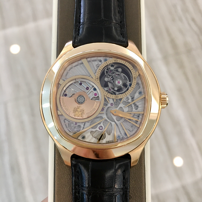 Piaget 伯爵 Black-Tie 黑带系列，Piaget Emperador枕形陀飞轮腕表，G0A36041。46.5毫米表径，18k玫瑰金，1点钟位置镂空陀飞轮装置，前置自动摆陀，小型蓝宝石水晶透明底盖，备有动力储备显示窗口。自产 Cal.1270P 超薄自动上弦陀飞轮机械机芯，铂金摆陀，动力储备40小时。