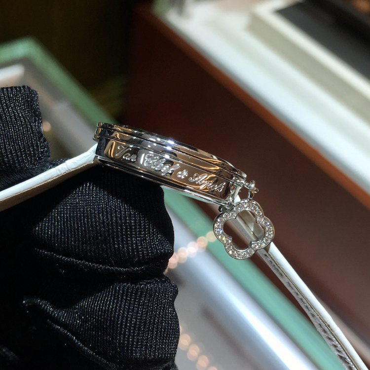 Van Cleef & Arpels 梵克雅宝 CHARMS系列，VCARO29A00。25毫米表径，18K白金镶钻表壳，白色圆形面盘，精准石英机芯，专柜定价：107000元。 单表无附件。