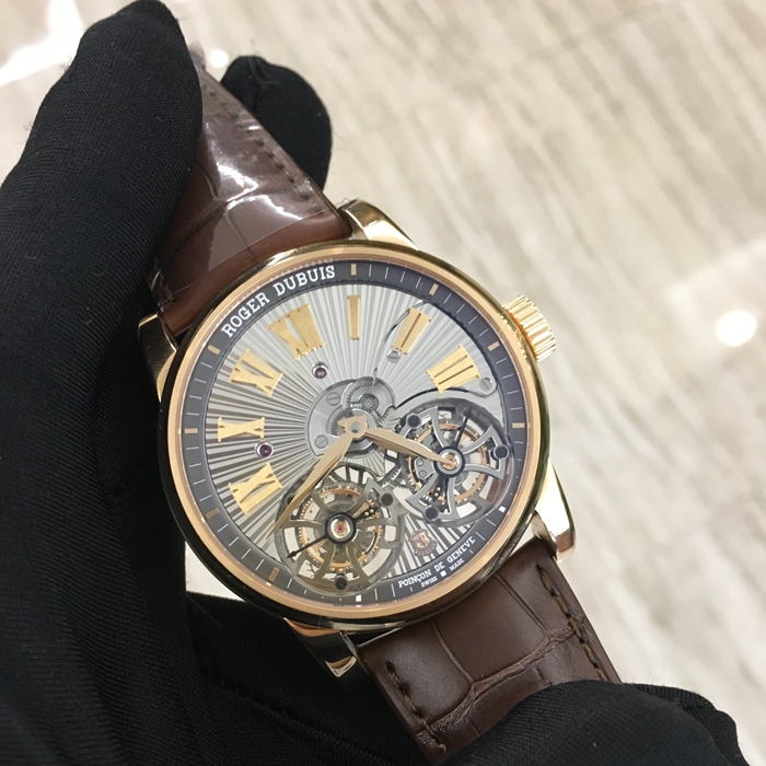 RogerDubuis 罗杰杜彼 Hommage 致敬系列，RDDBHO0563。45毫米表径，18K玫瑰金表壳，深灰圆形表盘，罗马数字时标，双陀飞轮装置。手动上弦机械机芯，动力储备50小时。专柜定价：2270000元。 全套附件齐全。