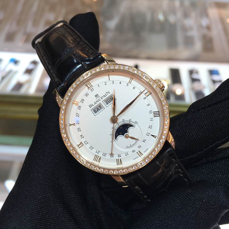 Blancpain 宝珀 Villeret 经典系列，6263-2942-55B。38毫米表径，18K玫瑰金原钻表壳，乳白色面盘，罗马数字时标，指针式日期显示，6点位置为月相显示，12点位置为星期、月份显示，6763自动上弦机械机芯。专柜定价：198400元。 单表无附件。