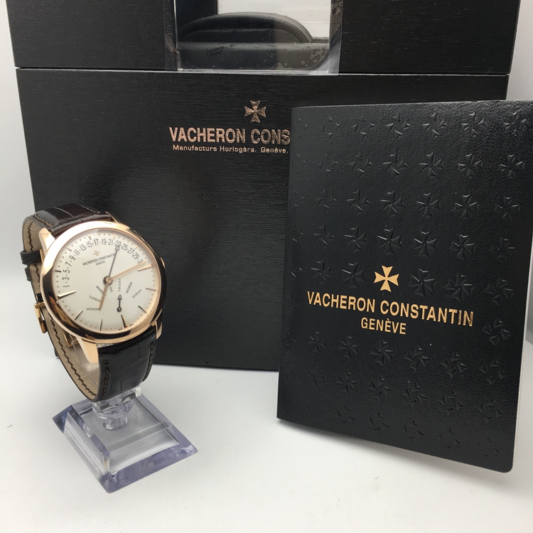 Vacheron Constantin 江诗丹顿 传承系列，86020/000R-9239。42.5毫米表径，18K玫瑰金表壳，银白色面盘，指针式日期、星期显示，Cal.2460R31 R7自动上弦机械机芯，动力储备40小时。专柜定价：339000元。 单表附保卡。