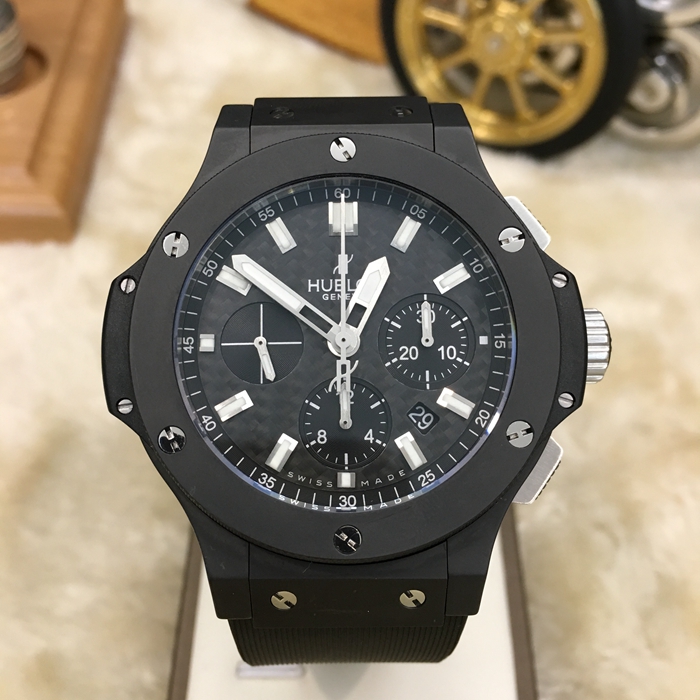 Hublot 宇舶 Bigbang 大爆炸系列，301.CI.1770.RX。44毫米表径，陶瓷表壳。黑色表盘， 日历显示，计时功能自动上弦机械机芯，动力储备42小时。专柜定价：115300元。 单表无附件。