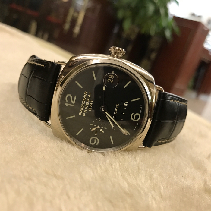 Panerai 沛纳海，00235。45毫米表径，18K白金表壳，黑色面盘，附夜光阿拉伯数字及小时标示。3点钟位置设日期显示，9点钟位置设小秒盘和24小时显示，6点钟位置设线性动力储存显示。自产P.2003自动上弦机械机芯，动力储备240小时。 全套附件齐全。
