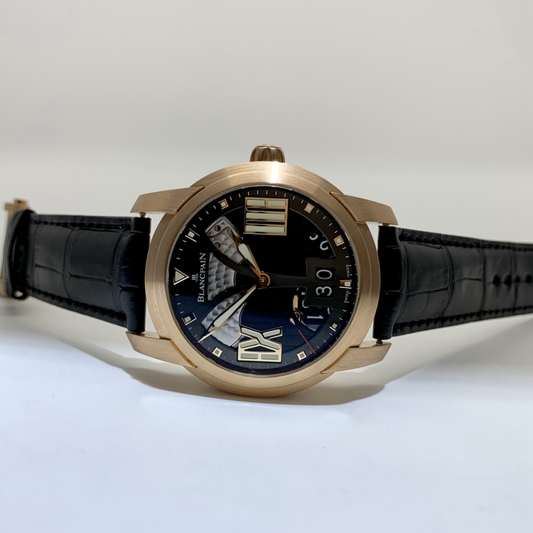 Blancpain 宝珀 开创系列，8850-36B30-53B。43.5毫米表径，18K玫瑰金表壳，黑色面盘，大日历显示功能，Cal.6938自动上弦机械机芯，动力储备192小时。专柜定价：285500元。 单表无附件。