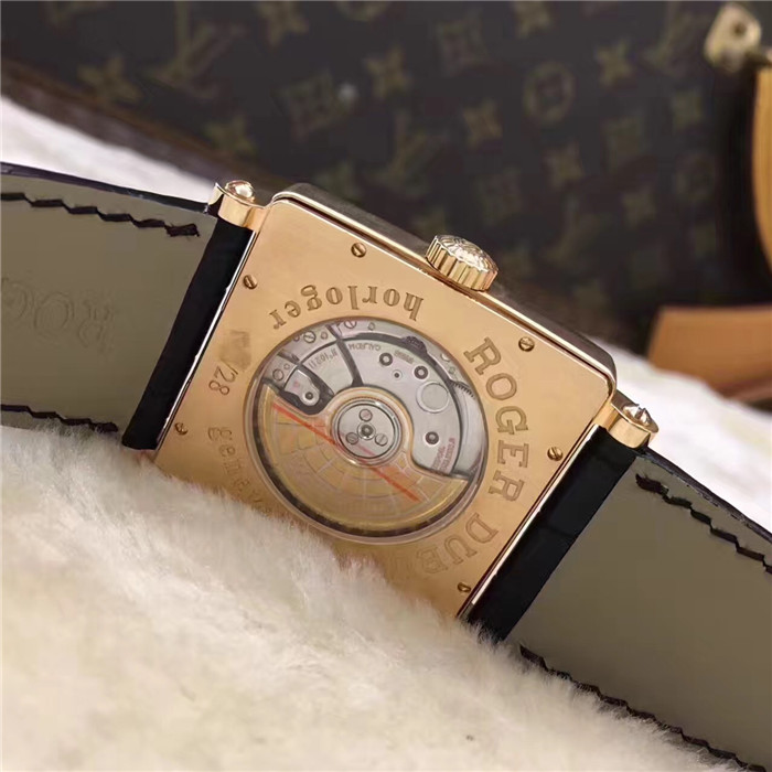 RogerDubuis 罗杰杜彼。37毫米表径，18K玫瑰金原镶钻圈钻耳，珍珠贝母表盘，?罗马数字时标，6点位置小秒针，自动上弦机械机芯。 单表无附件。