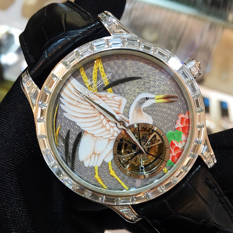 Jaeger-LeCoultre 积家 master 大师系列，珐琅瓷面白鹤亮翅大T钻陀飞轮，42毫米表径，T方钻圈钻耳，雕花表壳。全球限量3枚第1枚，公价200多万。 未使用品单表无附件。