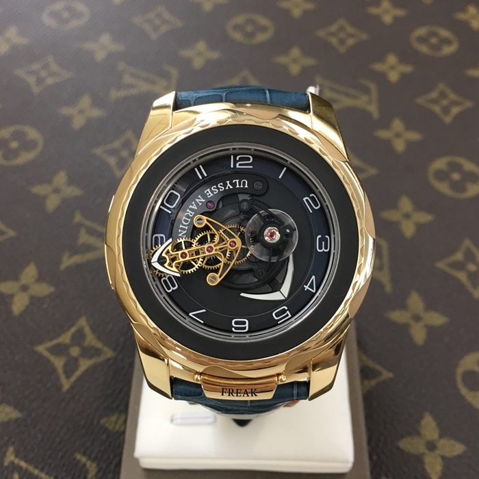 Ulysse Nardin 雅典 奇想系列，2056-131。45毫米表径，18K玫瑰金表壳，黑色表盘，蓝宝石水晶玻璃表镜，手动上弦机械机芯。专柜定价：720000港币。 单表无附件。