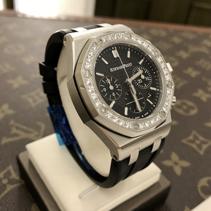 Audermars Piguet 爱彼 皇家橡树离岸型系列，26231ST.ZZ.D002CA.01。37毫米表径，精钢镶钻表壳，镶嵌32颗明亮型切割美钻，总重约1.02克拉，黑色表盘镌刻全新“Lady Tapisserie”格纹装饰，环形纹装饰表盘外圈，搭配白金荧光立体时标和皇家橡树指针，日期显示，计时功能自动上弦机械机芯，动力储备40小时。专柜定价：214000元。 未使用品全套附件齐全。
