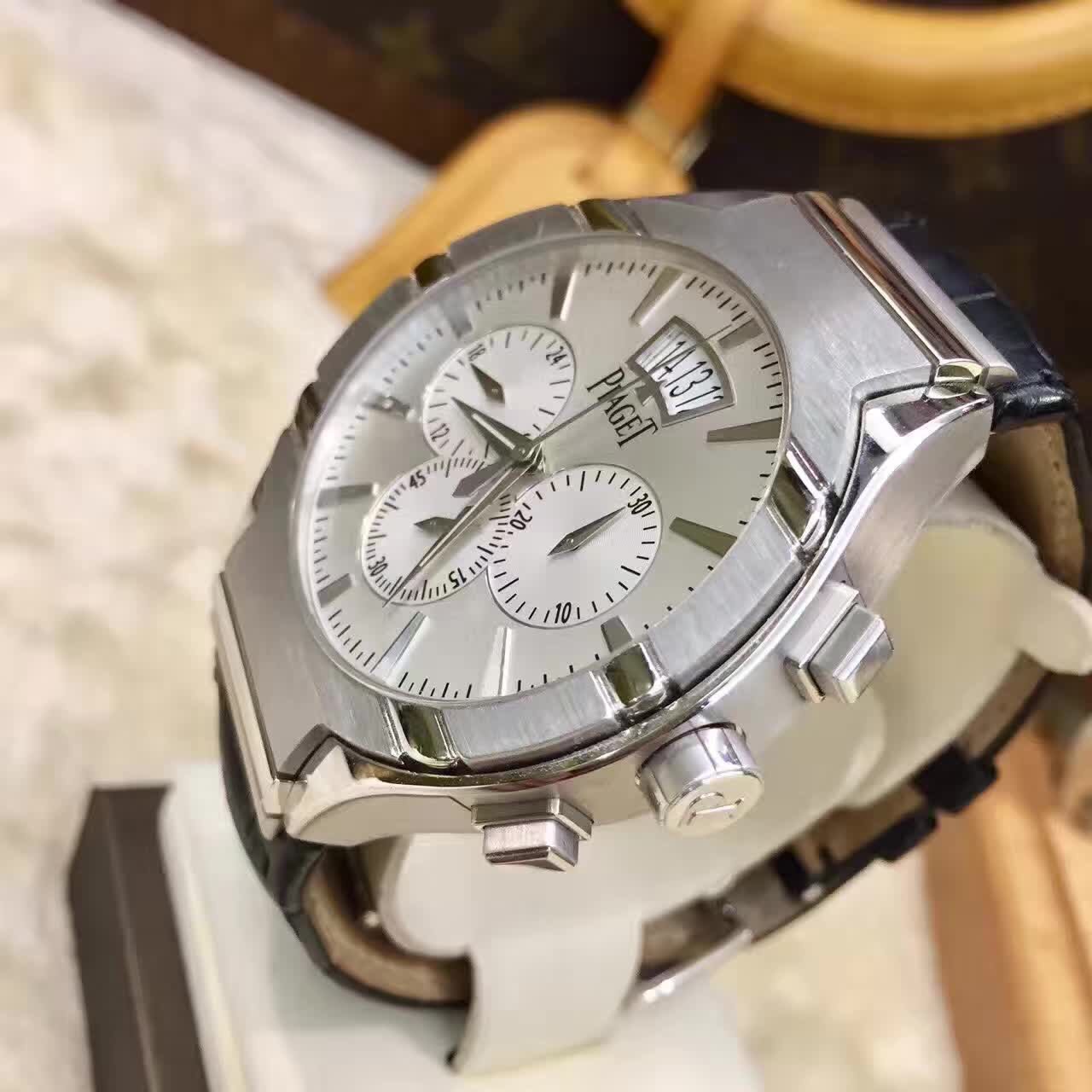 Piaget 伯爵 Polo系列，G0A32038，18K白金表壳，43毫米表径。表盘搭配18K白金时标。蓝宝石透视底盖。装配伯爵自制880P超薄自动上链机械机芯，备有小秒针，飞返计时功能，第二地时间显示与日期显示。